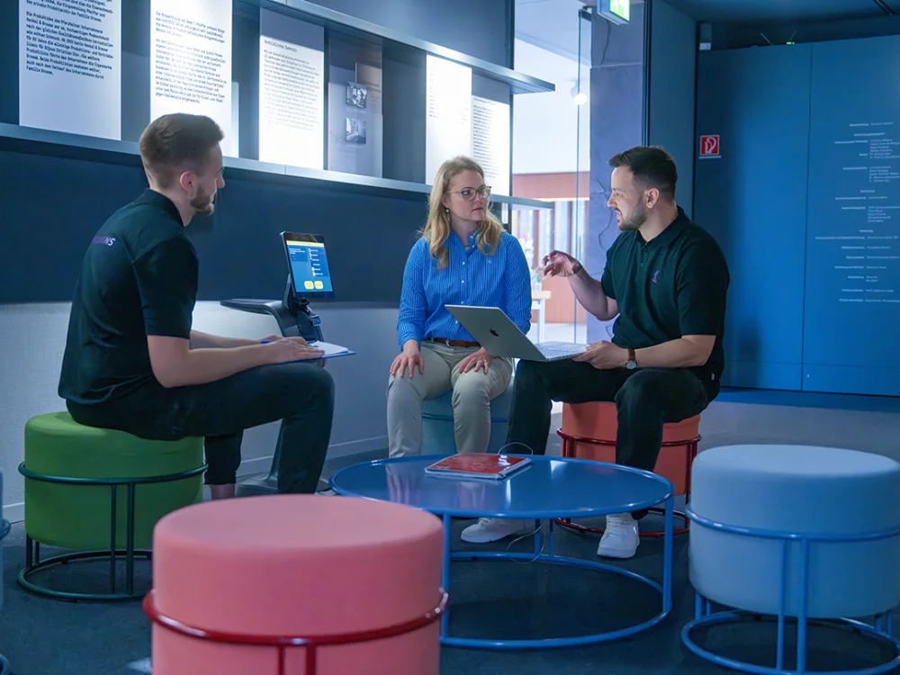 Robolutions Team bei der Einführung vor Ort
